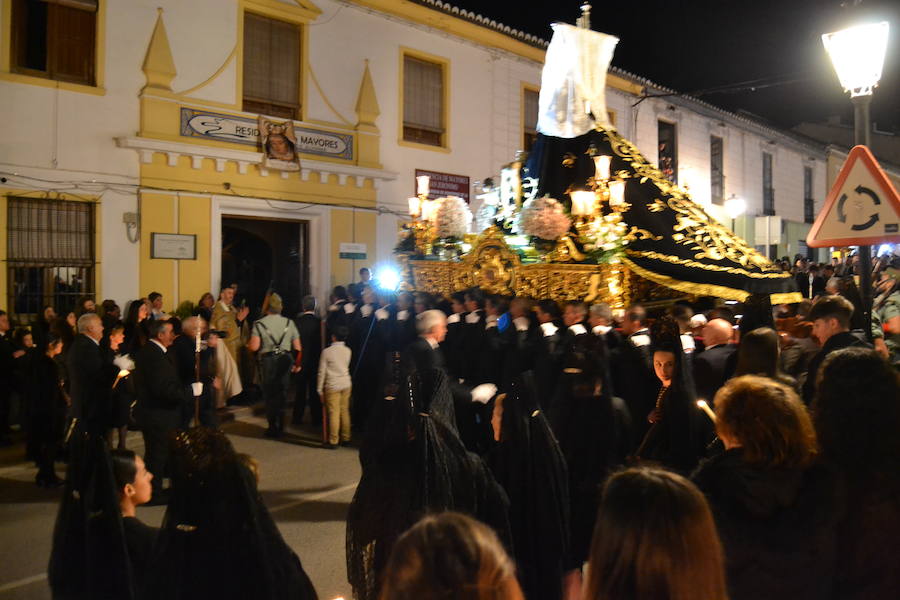 El Viernes de Dolores, la imagen de la Patrona de Alhama realizó su recorrido habitual hasta el Barrio de la Joya acompañada por centenares de alhameños y devotos de esta Virgen procedentes de otros puntos de Granada.