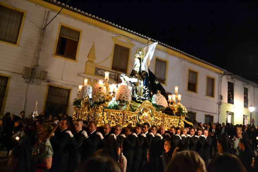 El Viernes de Dolores, la imagen de la Patrona de Alhama realizó su recorrido habitual hasta el Barrio de la Joya acompañada por centenares de alhameños y devotos de esta Virgen procedentes de otros puntos de Granada.