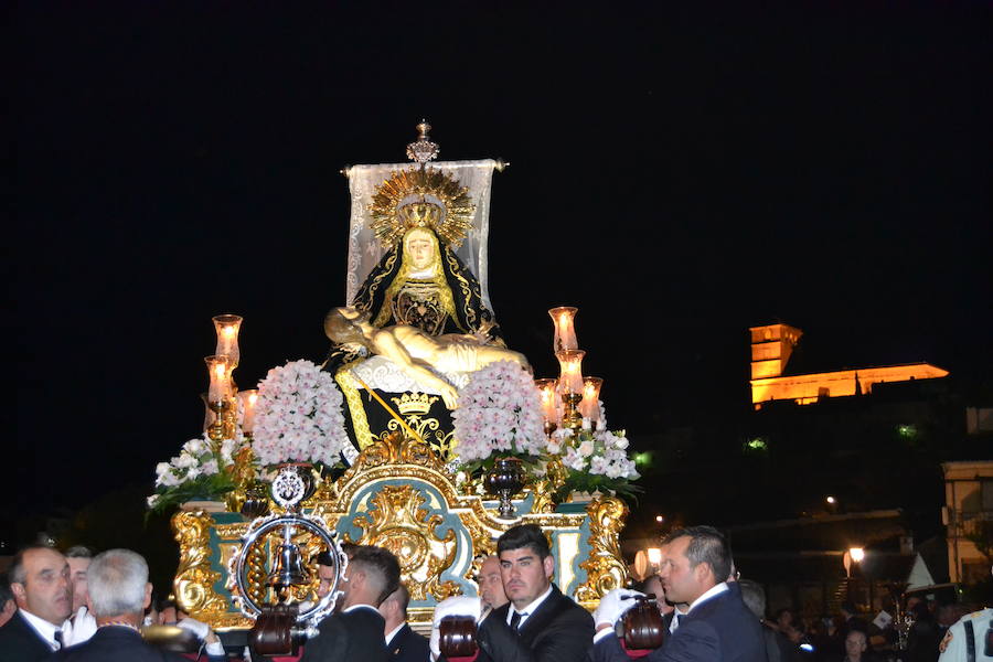 El Viernes de Dolores, la imagen de la Patrona de Alhama realizó su recorrido habitual hasta el Barrio de la Joya acompañada por centenares de alhameños y devotos de esta Virgen procedentes de otros puntos de Granada.