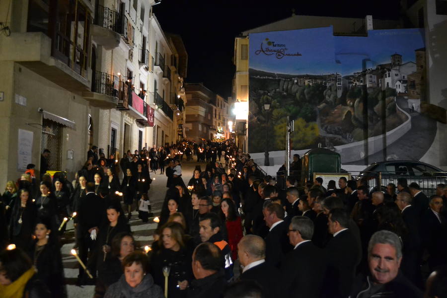 El Viernes de Dolores, la imagen de la Patrona de Alhama realizó su recorrido habitual hasta el Barrio de la Joya acompañada por centenares de alhameños y devotos de esta Virgen procedentes de otros puntos de Granada.