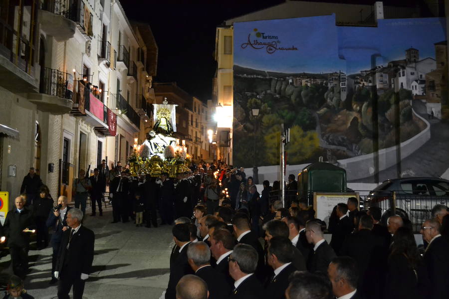 El Viernes de Dolores, la imagen de la Patrona de Alhama realizó su recorrido habitual hasta el Barrio de la Joya acompañada por centenares de alhameños y devotos de esta Virgen procedentes de otros puntos de Granada.