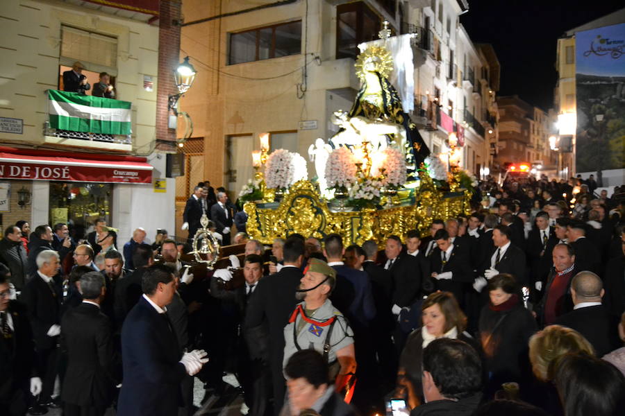 El Viernes de Dolores, la imagen de la Patrona de Alhama realizó su recorrido habitual hasta el Barrio de la Joya acompañada por centenares de alhameños y devotos de esta Virgen procedentes de otros puntos de Granada.