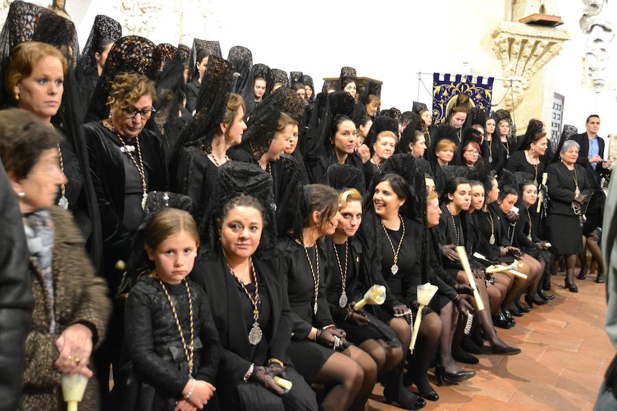 El Viernes de Dolores, la imagen de la Patrona de Alhama realizó su recorrido habitual hasta el Barrio de la Joya acompañada por centenares de alhameños y devotos de esta Virgen procedentes de otros puntos de Granada.