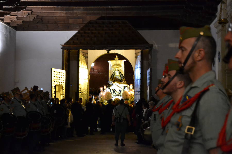 El Viernes de Dolores, la imagen de la Patrona de Alhama realizó su recorrido habitual hasta el Barrio de la Joya acompañada por centenares de alhameños y devotos de esta Virgen procedentes de otros puntos de Granada.