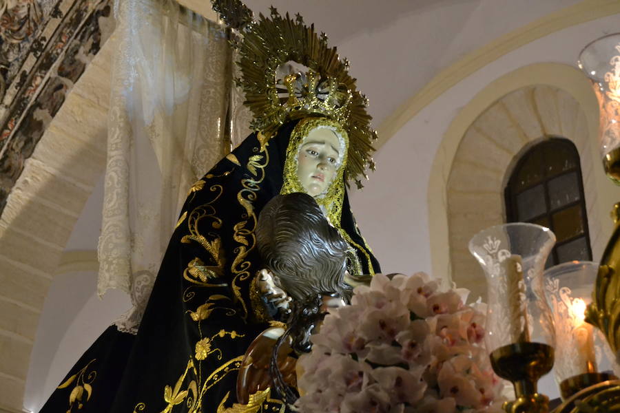 El Viernes de Dolores, la imagen de la Patrona de Alhama realizó su recorrido habitual hasta el Barrio de la Joya acompañada por centenares de alhameños y devotos de esta Virgen procedentes de otros puntos de Granada.