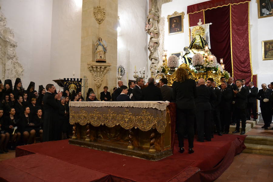 El Viernes de Dolores, la imagen de la Patrona de Alhama realizó su recorrido habitual hasta el Barrio de la Joya acompañada por centenares de alhameños y devotos de esta Virgen procedentes de otros puntos de Granada.