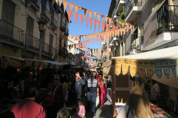La calle Real, sede del mercado medieval, estuvo muy animada todo el día.