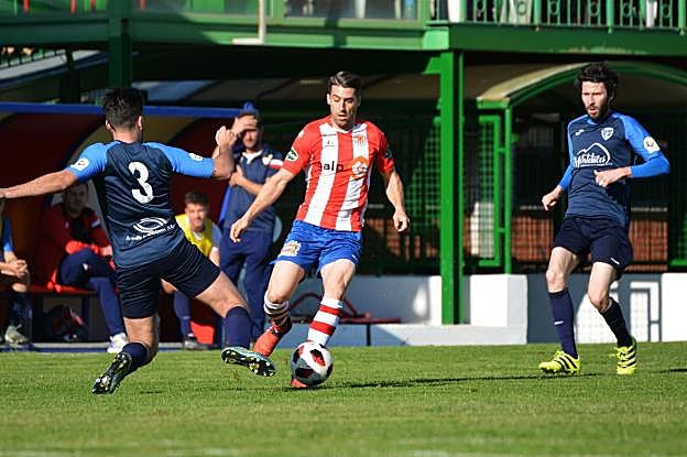 El Torredonjimeno se adueñó del esférico en la parcela ancha del terreno de juego y marcó el ritmo del duelo que le interesaba en todo momento.