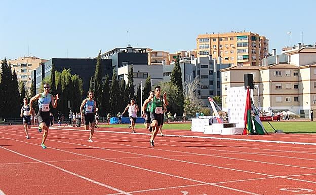 Javier Martín supera a Dani Rodríguez en la final de 150 metros. 