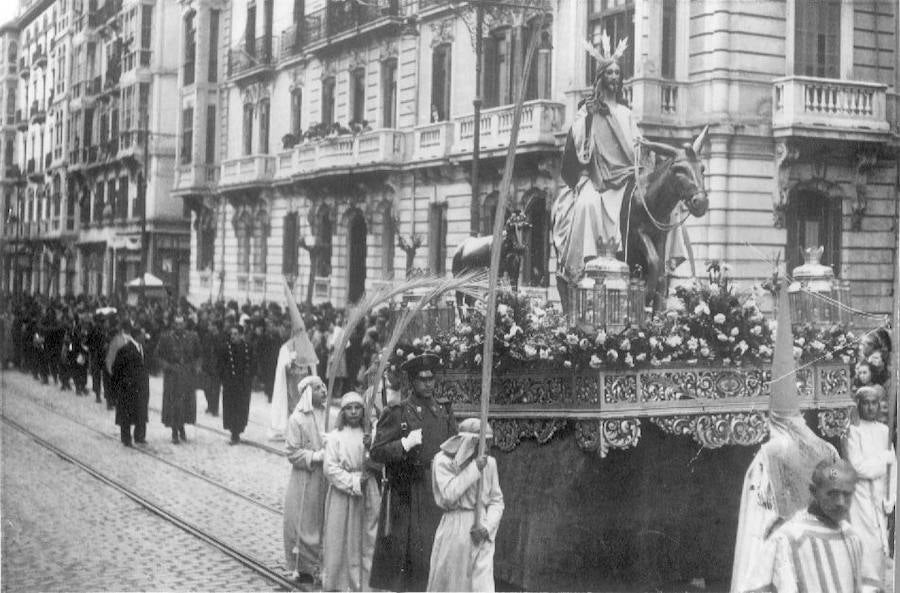 La hermandad en su primer desfile de 1947 