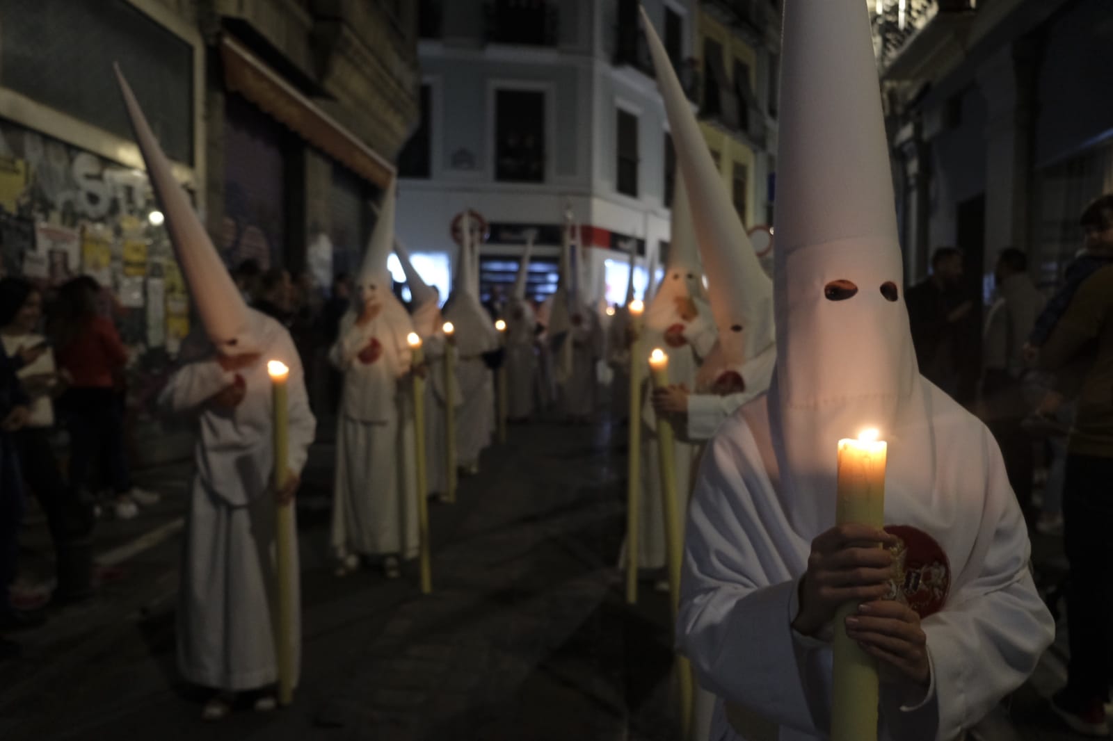 El silencio blanco acompaña a María Santísima del Dulce Nombre