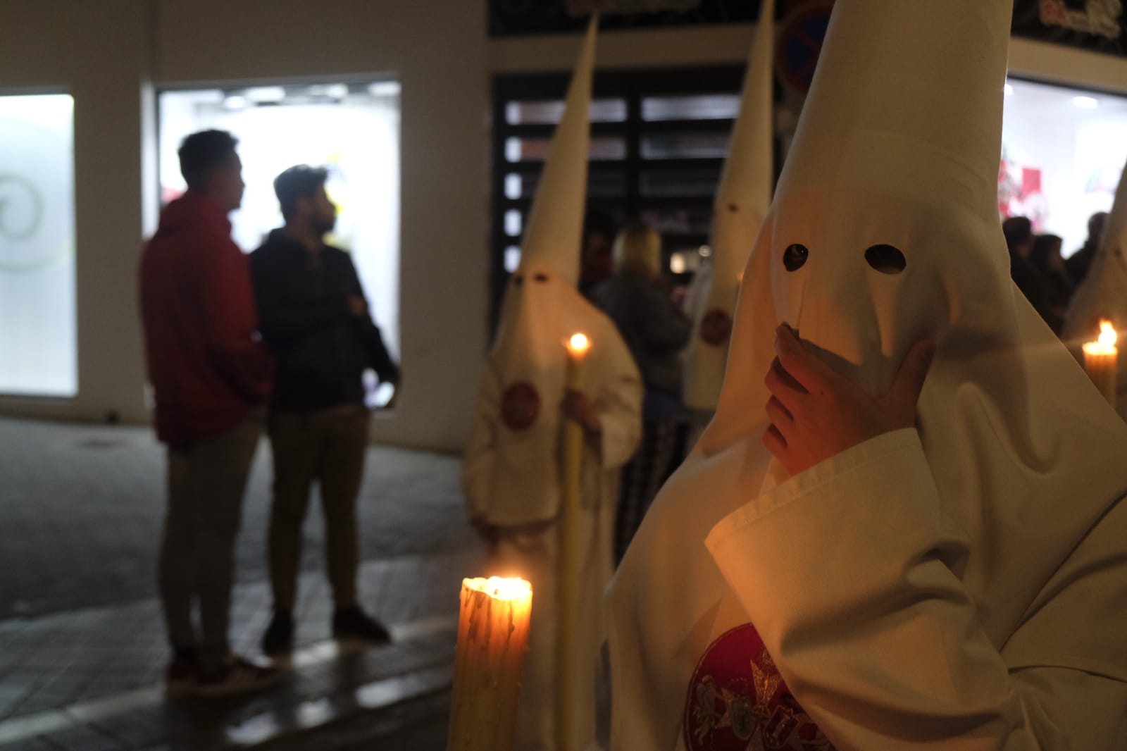 El silencio blanco acompaña a María Santísima del Dulce Nombre