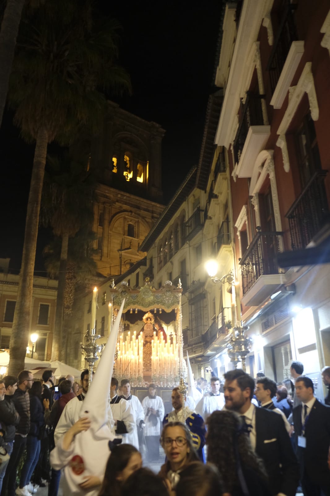 El silencio blanco acompaña a María Santísima del Dulce Nombre