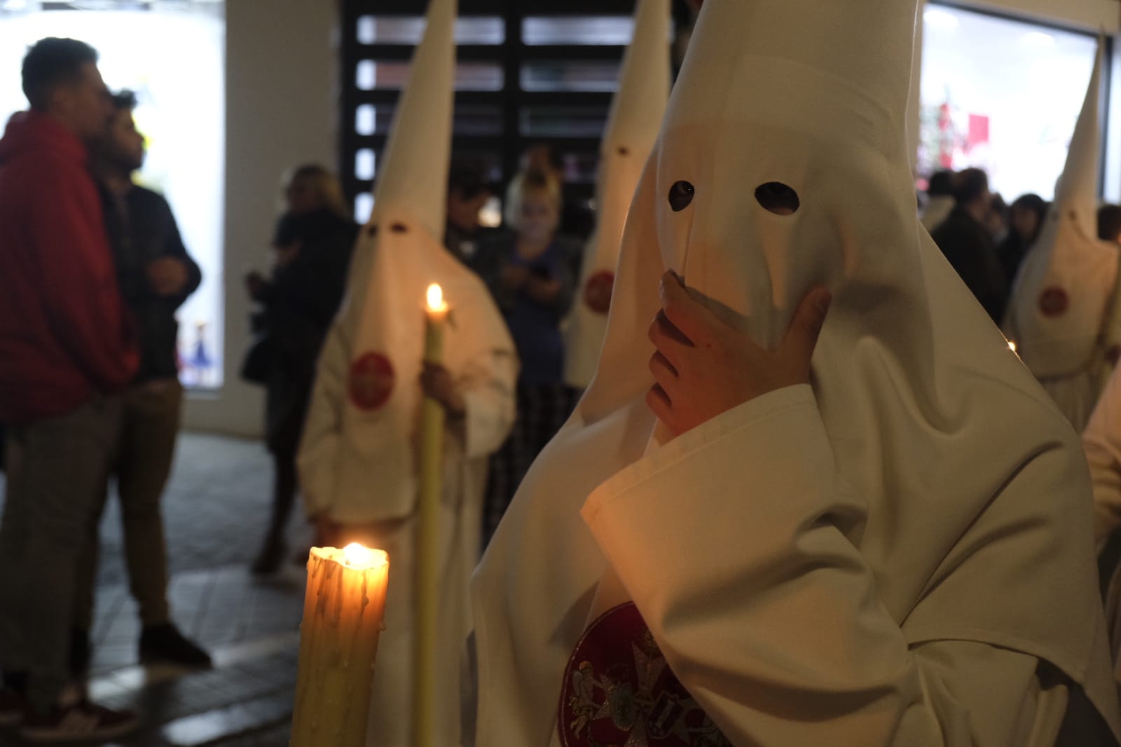 El silencio blanco acompaña a María Santísima del Dulce Nombre