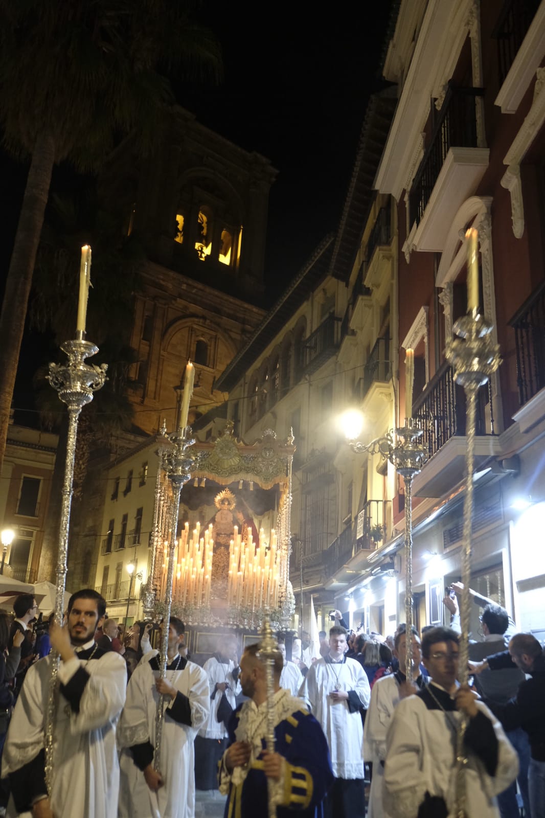 El silencio blanco acompaña a María Santísima del Dulce Nombre