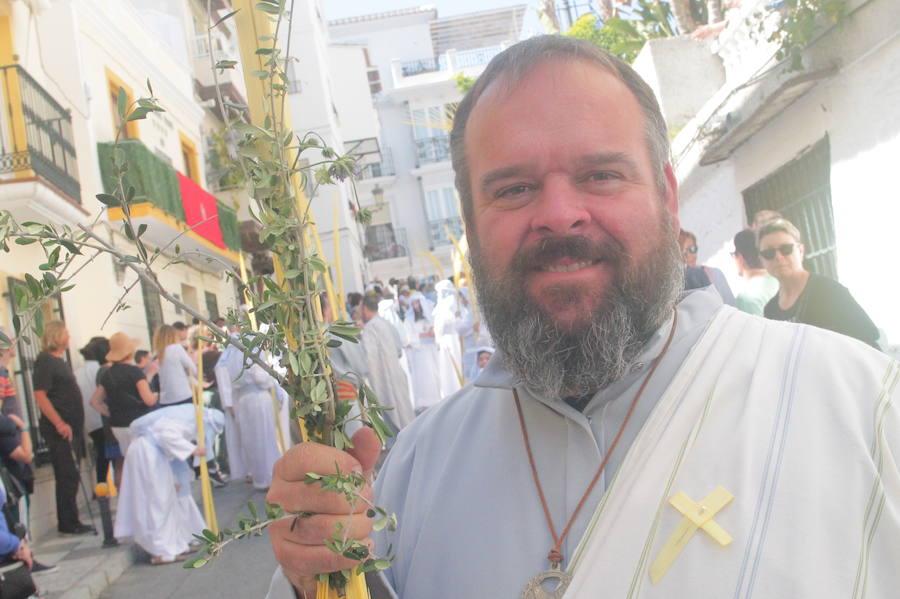 Más de 300 personas y 50 horquilleros han acompañado al primer desfile procesional de la localidad sexitana en un caluroso Domingo de Ramos