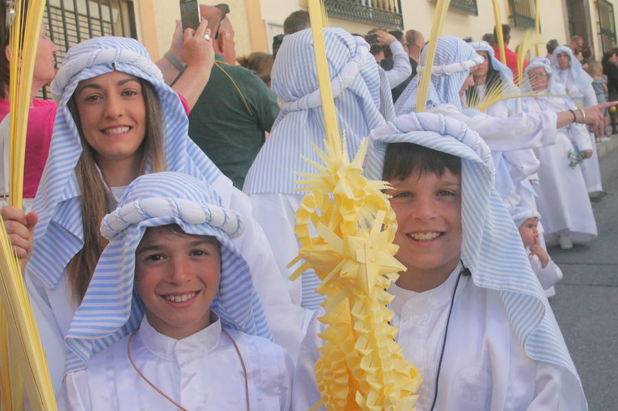 Más de 300 personas y 50 horquilleros han acompañado al primer desfile procesional de la localidad sexitana en un caluroso Domingo de Ramos