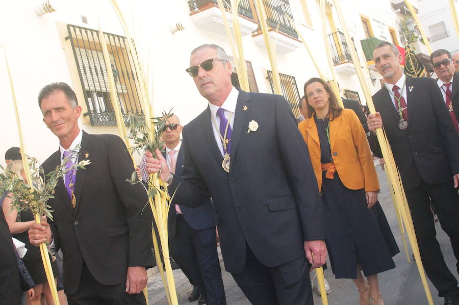 Más de 300 personas y 50 horquilleros han acompañado al primer desfile procesional de la localidad sexitana en un caluroso Domingo de Ramos