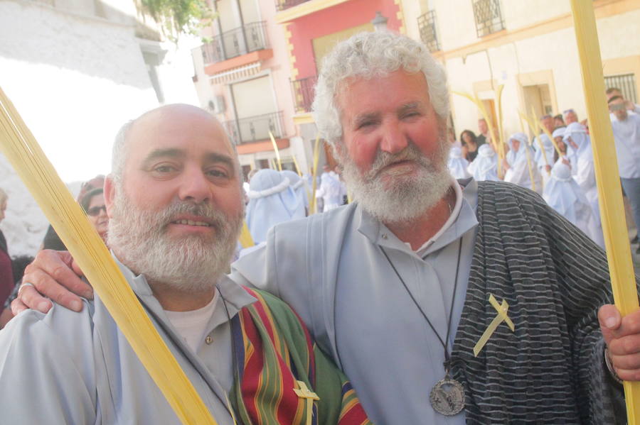 Más de 300 personas y 50 horquilleros han acompañado al primer desfile procesional de la localidad sexitana en un caluroso Domingo de Ramos