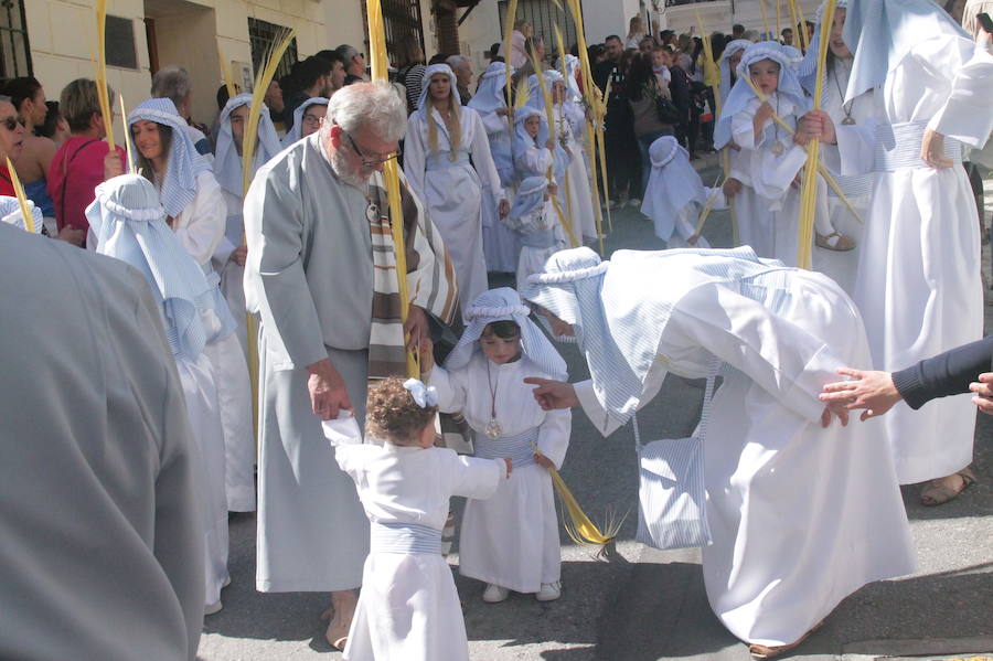 Más de 300 personas y 50 horquilleros han acompañado al primer desfile procesional de la localidad sexitana en un caluroso Domingo de Ramos