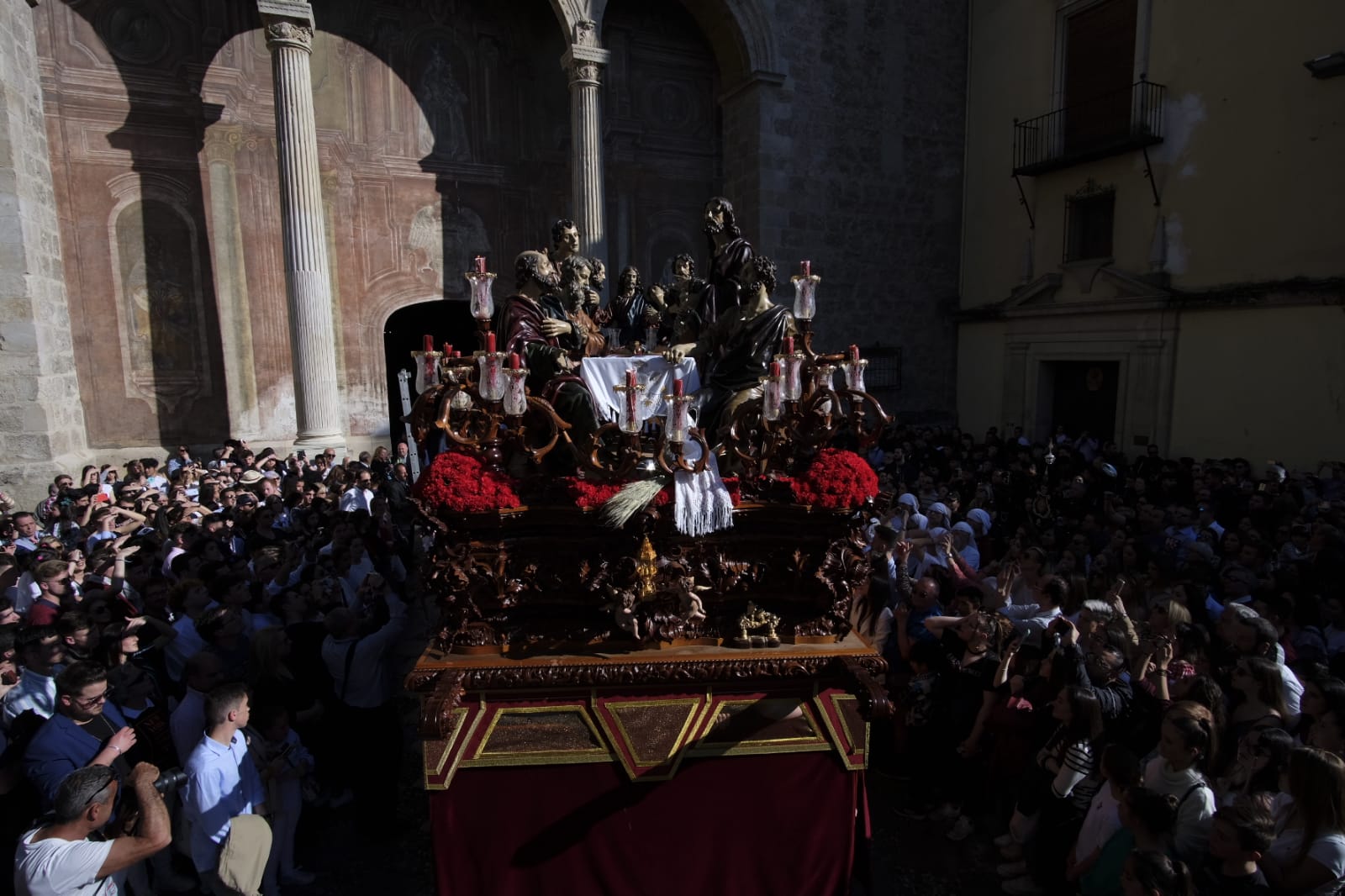 Cálido recibimiento en el Realejo a la Real Cofradía de Nazarenos de la Santa Cena Sacramental y María Santísima de la Victoria