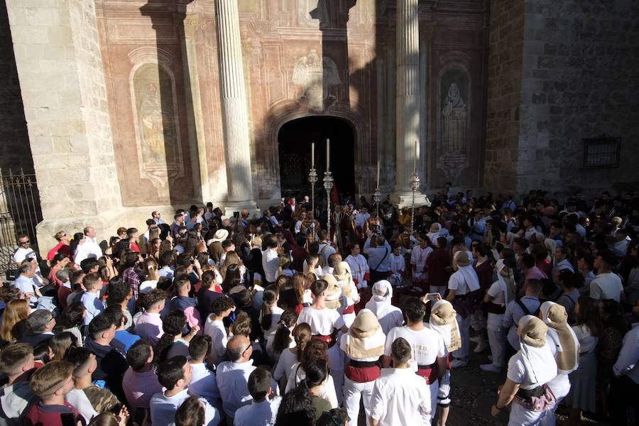 Cálido recibimiento en el Realejo a la Real Cofradía de Nazarenos de la Santa Cena Sacramental y María Santísima de la Victoria