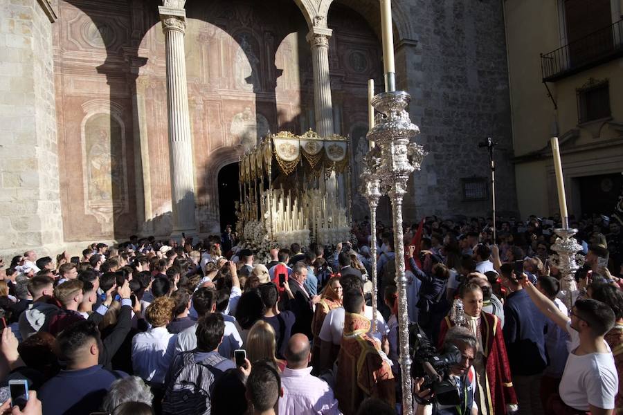 Cálido recibimiento en el Realejo a la Real Cofradía de Nazarenos de la Santa Cena Sacramental y María Santísima de la Victoria