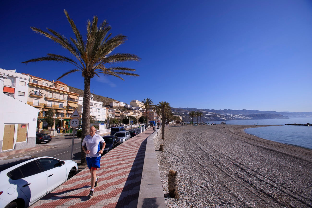 Visitamos Motril, Almuñécar, La Herradura y Castell para ver si nuestras playas están 'a punto' para una oleada de visitas