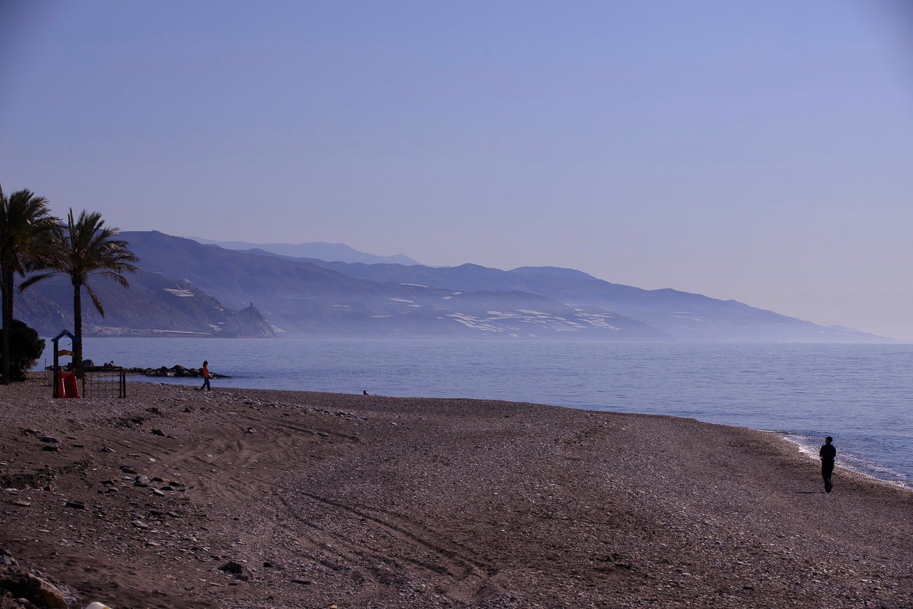 Visitamos Motril, Almuñécar, La Herradura y Castell para ver si nuestras playas están 'a punto' para una oleada de visitas