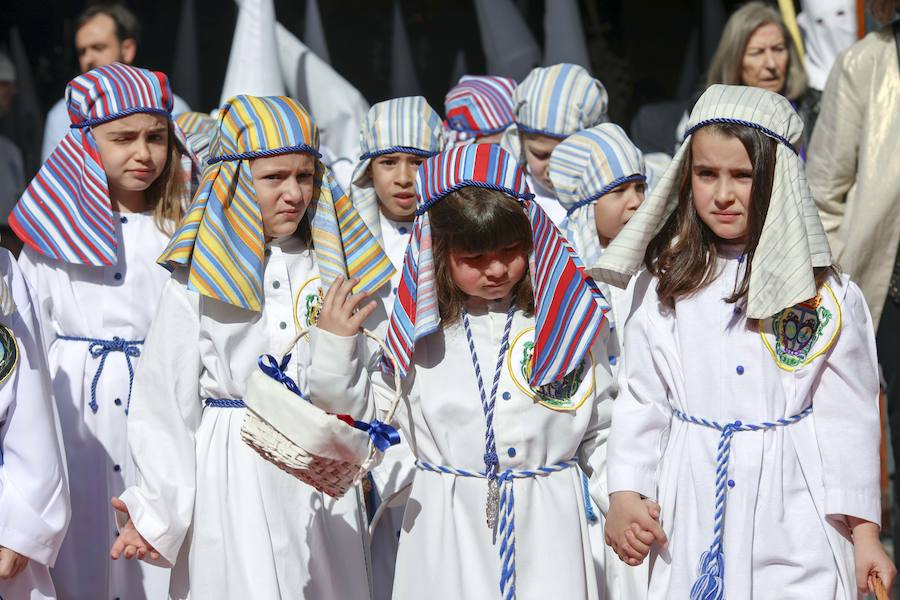 Muchísimo público y muchísimas ganas de disfrutar con una de las cofradías que más simpatías suscitan, y que el año pasado se tuvo que quedar en su templo por la lluvia