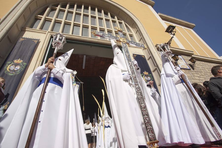 Muchísimo público y muchísimas ganas de disfrutar con una de las cofradías que más simpatías suscitan, y que el año pasado se tuvo que quedar en su templo por la lluvia