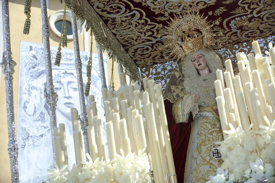 Muchísimo público y muchísimas ganas de disfrutar con una de las cofradías que más simpatías suscitan, y que el año pasado se tuvo que quedar en su templo por la lluvia