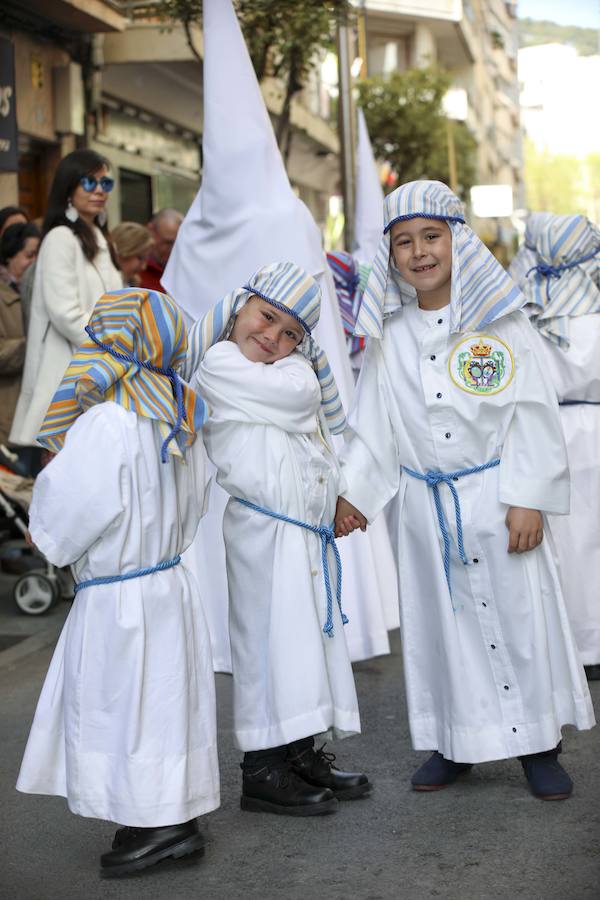 Muchísimo público y muchísimas ganas de disfrutar con una de las cofradías que más simpatías suscitan, y que el año pasado se tuvo que quedar en su templo por la lluvia