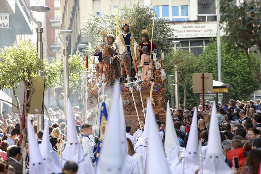 Muchísimo público y muchísimas ganas de disfrutar con una de las cofradías que más simpatías suscitan, y que el año pasado se tuvo que quedar en su templo por la lluvia