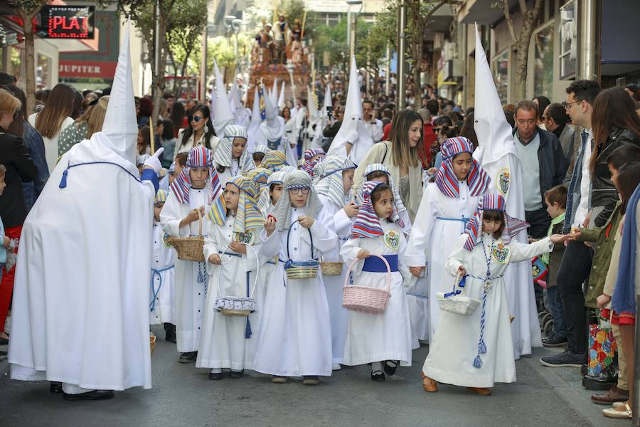 Muchísimo público y muchísimas ganas de disfrutar con una de las cofradías que más simpatías suscitan, y que el año pasado se tuvo que quedar en su templo por la lluvia