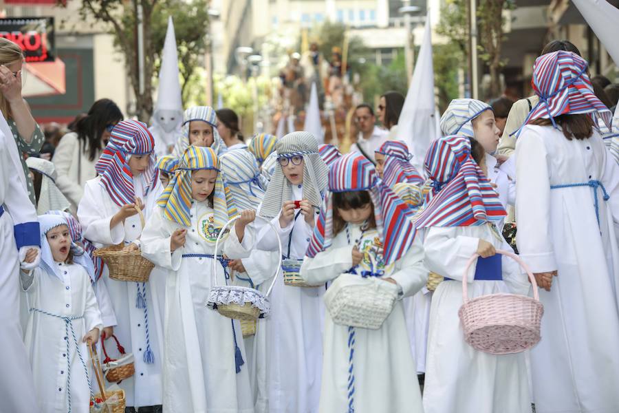 Muchísimo público y muchísimas ganas de disfrutar con una de las cofradías que más simpatías suscitan, y que el año pasado se tuvo que quedar en su templo por la lluvia
