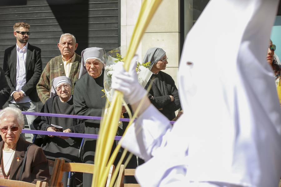 Muchísimo público y muchísimas ganas de disfrutar con una de las cofradías que más simpatías suscitan, y que el año pasado se tuvo que quedar en su templo por la lluvia