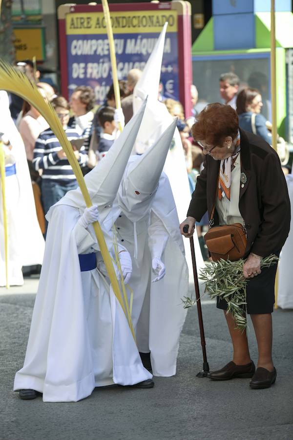 Muchísimo público y muchísimas ganas de disfrutar con una de las cofradías que más simpatías suscitan, y que el año pasado se tuvo que quedar en su templo por la lluvia