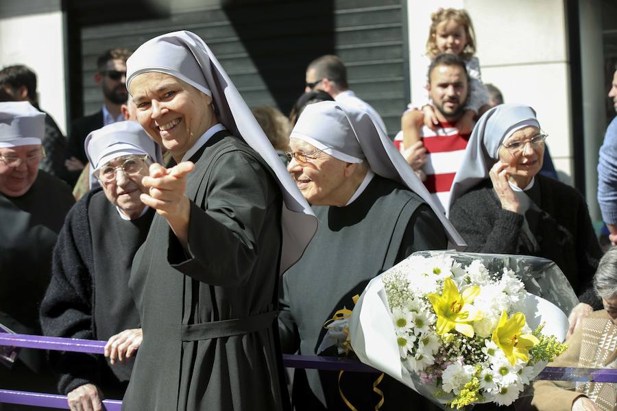 Muchísimo público y muchísimas ganas de disfrutar con una de las cofradías que más simpatías suscitan, y que el año pasado se tuvo que quedar en su templo por la lluvia