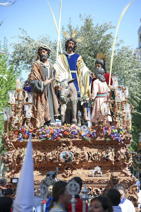 Muchísimo público y muchísimas ganas de disfrutar con una de las cofradías que más simpatías suscitan, y que el año pasado se tuvo que quedar en su templo por la lluvia