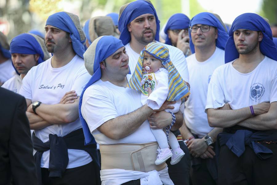 Muchísimo público y muchísimas ganas de disfrutar con una de las cofradías que más simpatías suscitan, y que el año pasado se tuvo que quedar en su templo por la lluvia