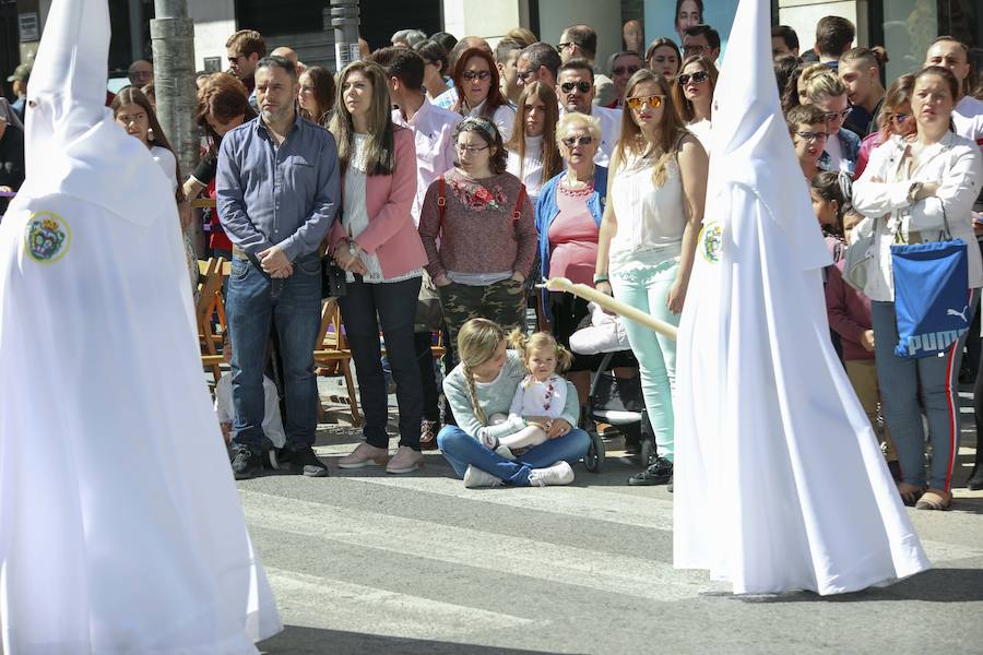 Muchísimo público y muchísimas ganas de disfrutar con una de las cofradías que más simpatías suscitan, y que el año pasado se tuvo que quedar en su templo por la lluvia