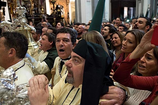 Antonio Banderas procesionó ayer con la Virgen de Lágrimas y Favores de Málaga. :: efe