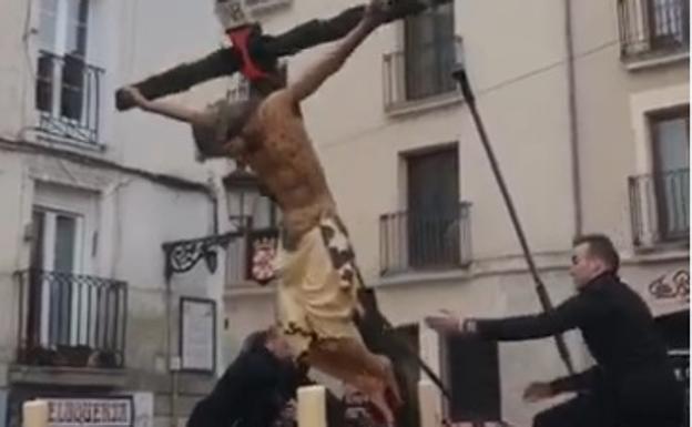 Se rompe el Cristo de Burgos al caer cuando estaba siendo alzado