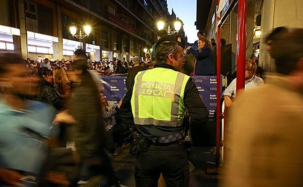 Agente de la policía local de Granada patrulla durante la Semana Santa.