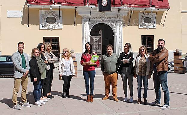 Sonia Hidalgo, al frente, junto a otros miembros de la plataforma ciudadana Motril Dice