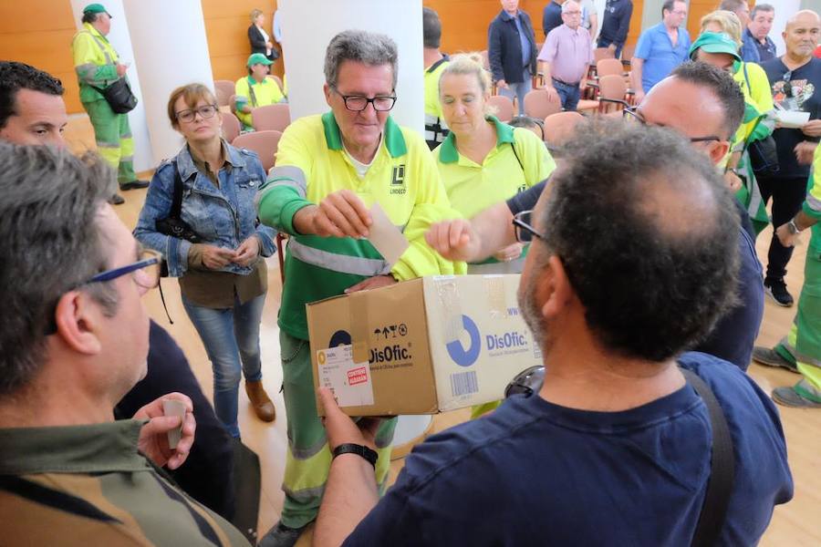 Los trabajadores han votado a favor del paro en la asamblea celebrada este mediodía