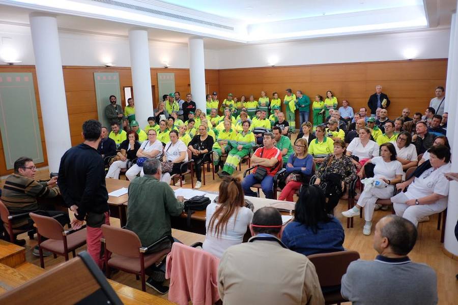 Los trabajadores han votado a favor del paro en la asamblea celebrada este mediodía