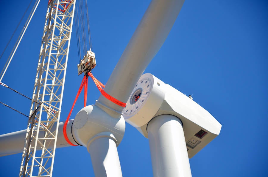 Durante toda una semana la empresa responsable de esta actuación intentó colocar las aspas a este coloso de la energía eólica, un prototipo cuyas palas son hechas en Granada