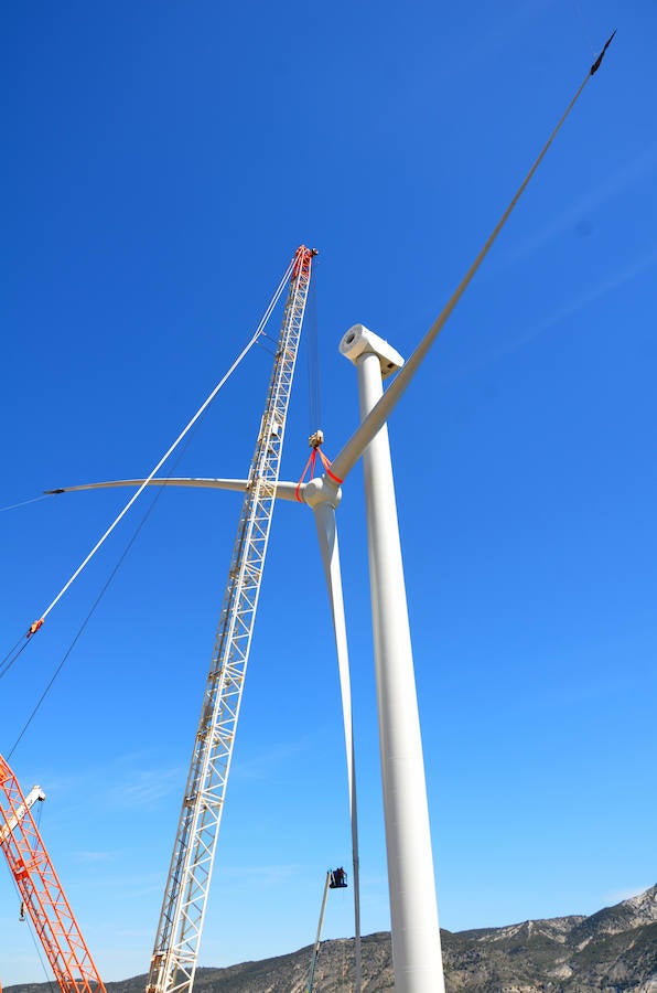 Durante toda una semana la empresa responsable de esta actuación intentó colocar las aspas a este coloso de la energía eólica, un prototipo cuyas palas son hechas en Granada